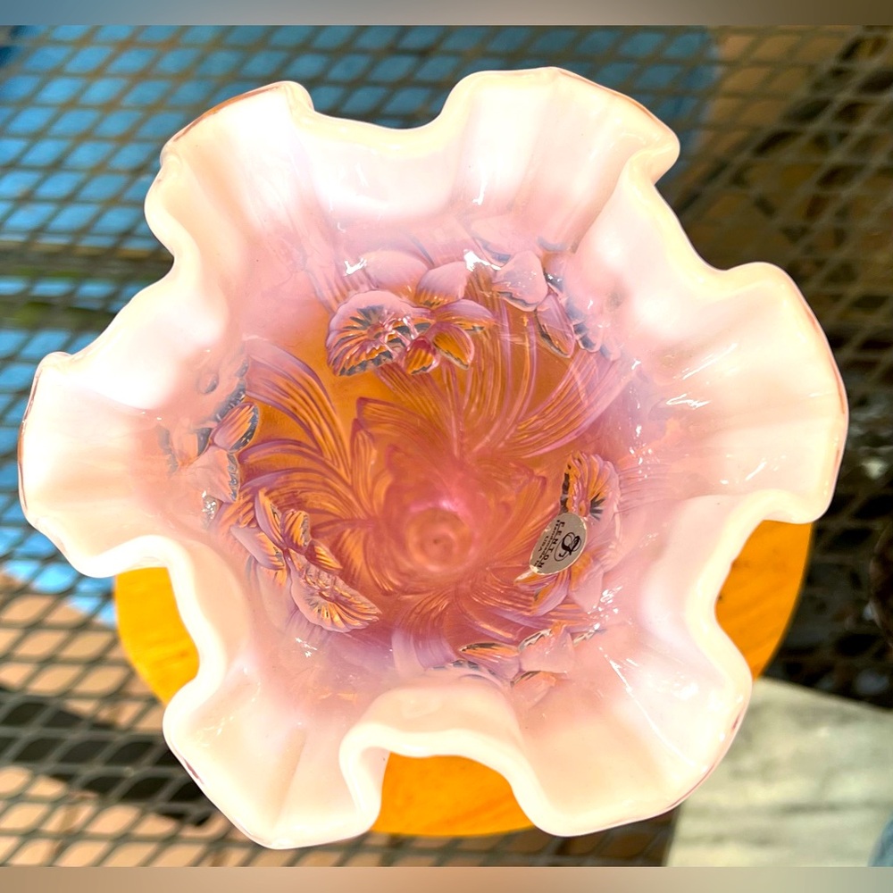 Vintage Pink Opalescent Ruffled Daffodil Vase by Fenton. 7.5", Made in USA - Picture 4 of 5